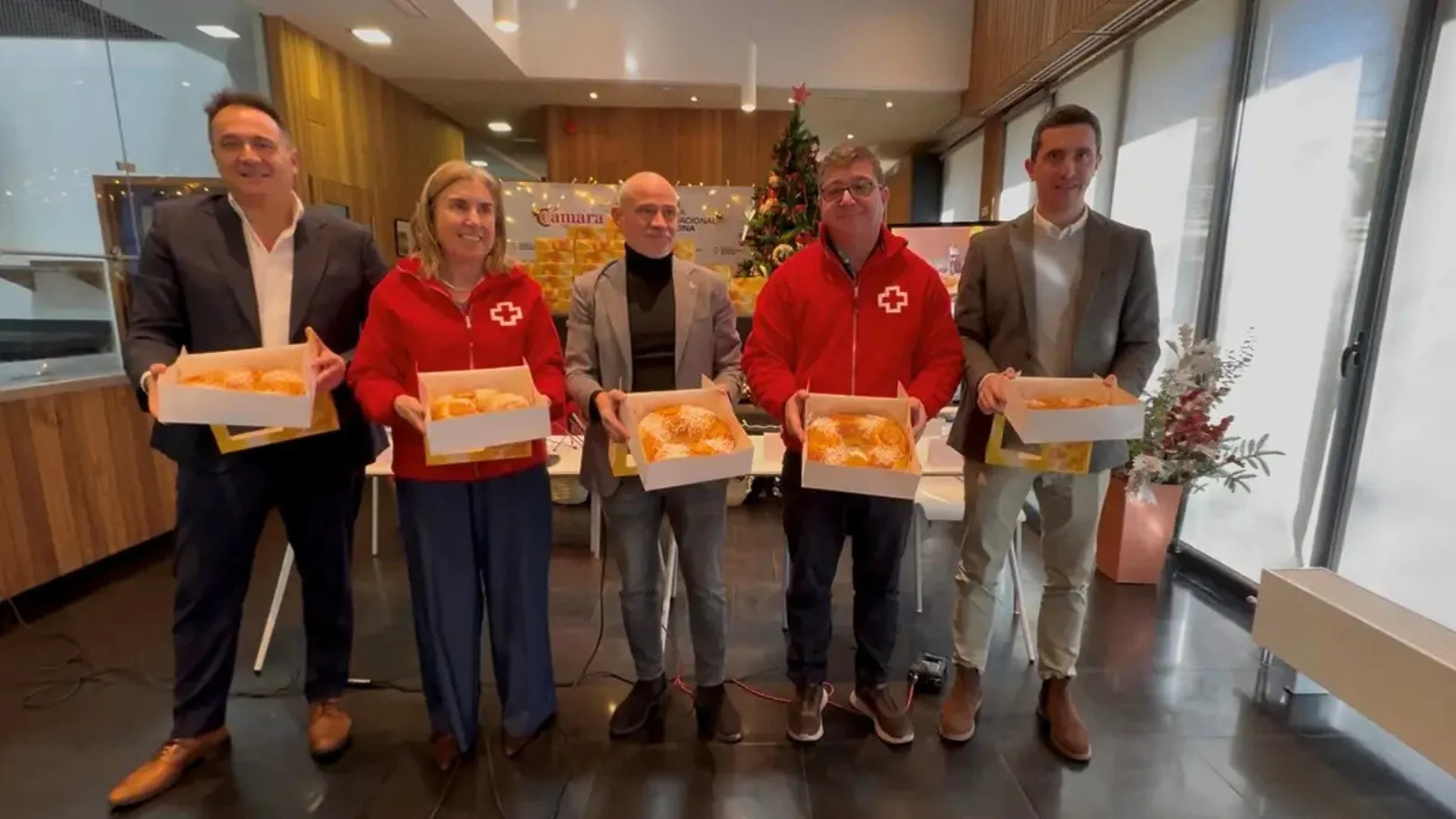 La Escuela Internacional de Cocina entrega 50 roscones solidarios a Cruz Roja en el Día de Reyes